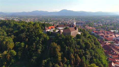 Atemberaubende-Drohnenaufnahmen-Von-Ljubljana,-Slowenien,-Die-Die-Charmante-Altstadt,-Die-Mittelalterliche-Burg-Und-Das-Pulsierende-Stadtzentrum-Mit-Seinen-Malerischen-Straßen-Und-Der-Einzigartigen-Architektur-Zeigen