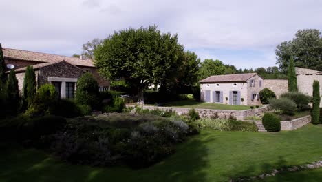 Aerial-establishing-shot-of-rural-mansions-in-the-Goult-countryside,-france