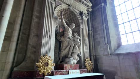 Close-up-view-about-the-representation-of-the-statue-above-the-altar-in-L'Abbaye-aux-Hommes,-Caen,-France