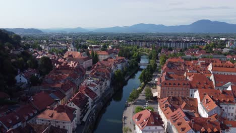 Luftaufnahme-Der-Altstadt-Von-Ljubljana-Und-Des-Flusses-Ljublanica-An-Einem-Hellen-Sommermorgen