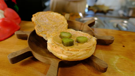 Verduras-Frescas-A-La-Parrilla:-Cómo-Agregar-Lechuga-Crujiente-A-La-Hamburguesa-Perfecta