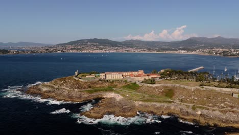 Luftaufnahme-Der-Rotierenden-Burg-Von-Monterreal-In-Baiona,-Spanien,-An-Der-Atlantikküste