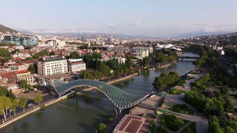 Beautiful-Cinematic-Drone-Shot-Above-Kura-River-in-Downtown-Tbilisi,-Georgia