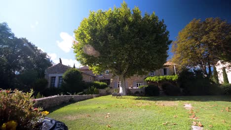 A-beautifully-maintained-garden-with-the-house-in-the-backdrop-at-Maison-Goult,-France