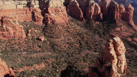 Aerial-View-of-Red-Rock-Formations-and-Cliffs,-Desert-Landscape-Around-Sedona-Arizona-USA