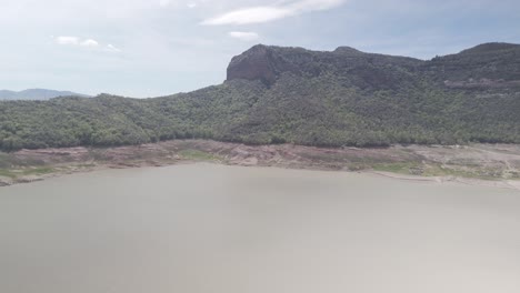 Imágenes-Filmadas-En-España,-En-Un-Embalse-Llamado-Sau-En-Los-Pirineos-Con-DJI-Mini-4-Pro-En-4K-Y-D-Cinelike