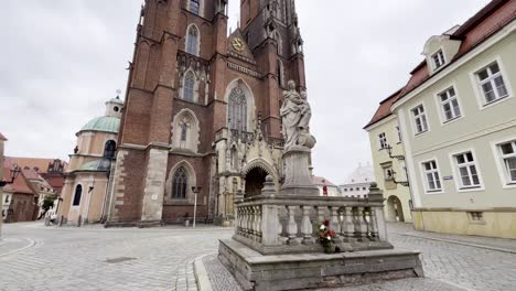 St-John-the-Baptist-Cathedral-on-an-early-quiet-morning-in-Wroclaw,-Poland