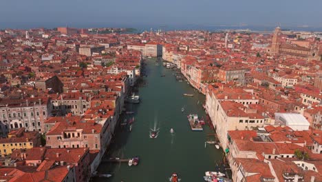 Erleben-Sie-Die-Zeitlose-Schönheit-Venedigs-In-Der-Abenddämmerung,-Wenn-Sich-Die-Lichter-Der-Stadt-Im-Ruhigen-Wasser-Spiegeln