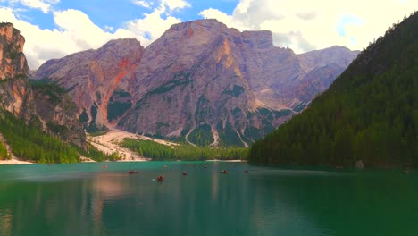 Famous-for-its-picturesque-beauty,-Lake-Braies-attracts-travelers-with-its-charming-wooden-boat-rentals-and-tranquil-ambiance,-perfect-for-a-relaxing-day-on-the-water