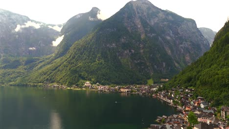 Luftaufnahme-Von-Hallstatt,-Österreich,-Aufgenommen-Mit-Einer-Drohne.-Sie-Zeigt-Die-Malerischen-Häuser-Am-Seeufer,-Die-Majestätischen-Berge-Und-Den-Einzigartigen-Charme-Dieses-Bezaubernden-Alpendorfs