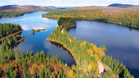 Malerische-Spiegelung-Der-Seen-Von-Quebec,-Kanada,-Direkt-Außerhalb-Der-Ski-Enklave-Mont-Tremblant