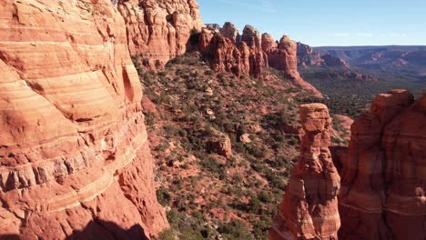 Flying-Between-Cliffs-and-Sandstone-Towers,-Drone-Shot-of-Landscape-Above-Sedona-Arizona-USA