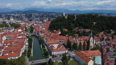 4k-Luftaufnahme-Der-Altstadt-Von-Ljubljana-Und-Der-Burg-Von-Ljubljana-Mit-Bergen-Im-Hintergrund