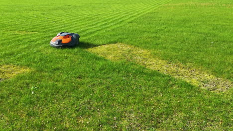 Automatisierter-Husqvarna-Rasenmäher-Fährt-Bergab