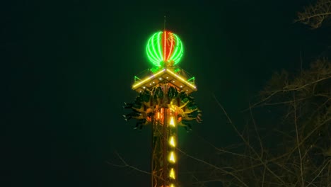 Static-view-of-the-top-of-the-xtreme-fall-amusement-park-ride-where-a-group-of-people-fall-into-the-void,-Santiago,-Chile