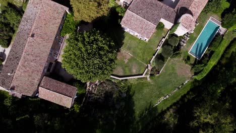 Top-down-shot-overhead-of-a-villa-in-the-south-of-france-with-a-swimming-pool