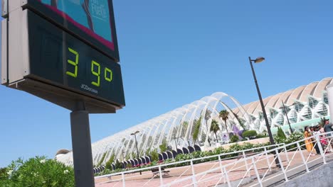 Ein-Digitales-Thermometer-Zeigt-Während-Der-Sommer--Und-Touristensaison-In-Valencia,-Spanien,-Eine-Temperatur-Von-39-Grad-Celsius-Außerhalb-Des-Komplexes-Der-Stadt-Der-Künste-Und-Wissenschaften-An