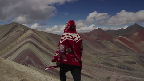 Tourist-Mit-Rotem-Peruanischem-Poncho-Erkundet-Den-Regenbogenberg-Per?