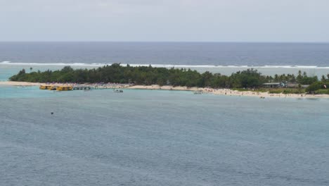 Touristen-Genießen-Einen-Tag-Am-Strand-Auf-Mystery-Island,-Vanuatu