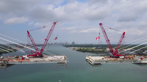 Construcción-De-Un-Puente-Colgante-Con-Grúas-Y-Cables-Sobre-El-Río-Detroit