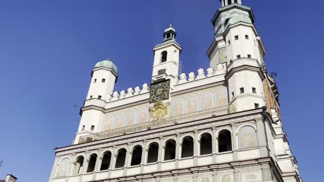 Torre-Del-Ayuntamiento-De-Poznań-Con-Reloj-Y-Bellas-Obras-De-Arte