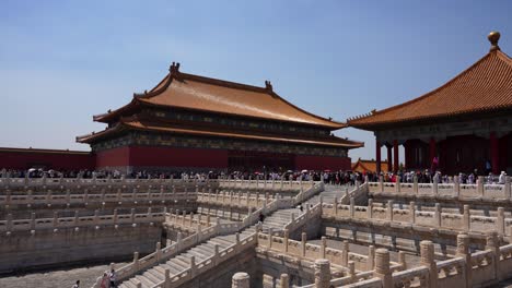 Crowds-of-tourists-visiting-Forbidden-City-building-complex-in-Beijing