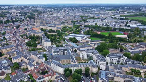 Movimiento-Aéreo-De-Aproximación-A-Gran-Altitud-Hacia-La-Abadía-De-Los-Hombres-O-L&#39;Abbaye-aux-Hommes,-El-Ayuntamiento-Y-El-Hipódromo-De-La-Prairie,-Caen,-Francia