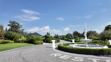 Ein-Gartenbrunnen-In-Einem-Wunderschönen-Garten-Eines-Luxushotels