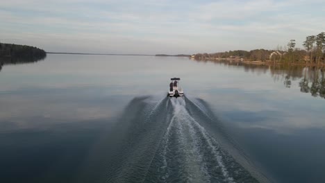 Boat-cruising-on-the-lake-in-the-evening