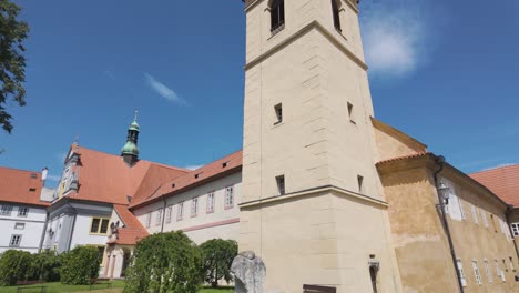 Historic-Klášter-klarisek-monastery-courtyard-with-statue-in-Český-Krumlov-on-a-sunny-day