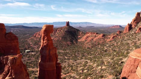 Drone-Shot-of-Sandstone-Rock-Formations,-Towers-and-Cliffs-Above-Sedona-Arizona-USA