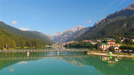 Soaring-above-Lake-Auronzo,-the-video-highlights-its-stunning-turquoise-waters-and-picturesque-landscapes,-inviting-viewers-to-explore-this-hidden-gem-in-Italy