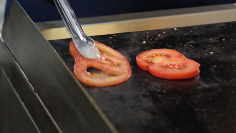 Brutzelnde-Tomaten-Perfektion-Auf-Dem-Grill