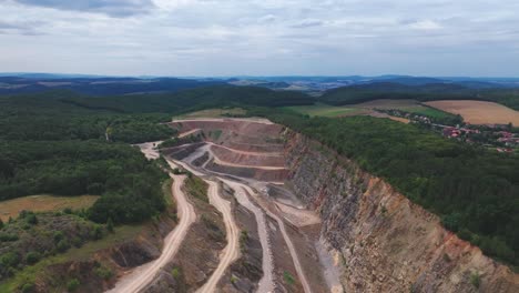 Luftaufnahme-Des-Kalksteinbruchs-Morina-Mit-Serpentinenstraße,-Tschechien