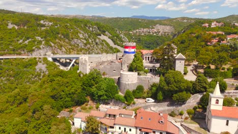 tunning-panoramic-shots-reveal-the-castle’s-strategic-hilltop-position,-with-breathtaking-views-of-the-city-and-coastline-below