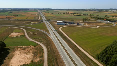 Panorama-Drohnenansicht-Der-Schnellstraße-S8-Durch-Landwirtschaftliche-Felder