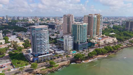 Rascacielos-En-La-Avenida-George-Washington-En-Santo-Domingo,-República-Dominicana