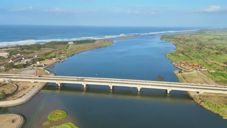 Costa-Del-Océano,-Puente-De-La-Autopista-Y-Playa,-Vista-Aérea-Con-Dron