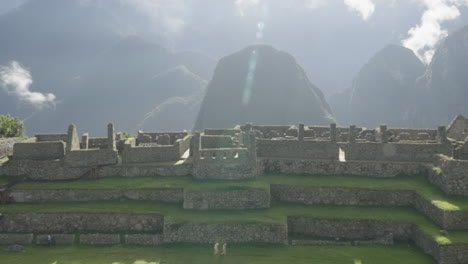 Zoomen-Sie-Heraus-Auf-Machu-Picchu,-Die-Verlorene-Stadt,-Sonniger-Tag-Mit-Peruanischer-Berglandschaft