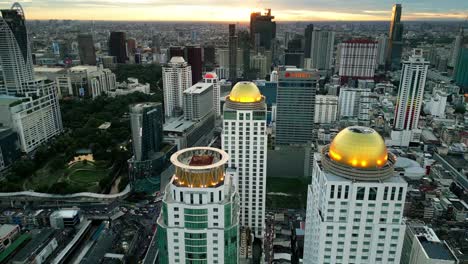 Bangkoks-Thailändische-Luftansicht-Der-Berühmten-Wolkenkratzer-Und-Des-Geschäftszentrums-Bei-Sonnenuntergang,-Südostasiatische-Metropolenstadt