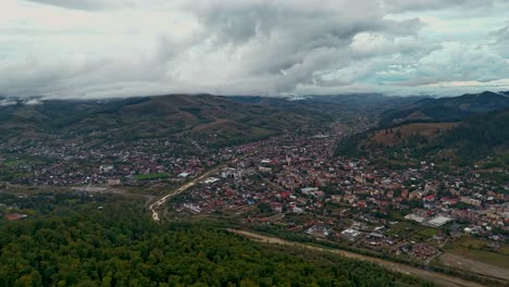 Hyperlapse-Der-Stadt-Gura-Humorului-Mit-Schnell-Ziehenden-Wolken