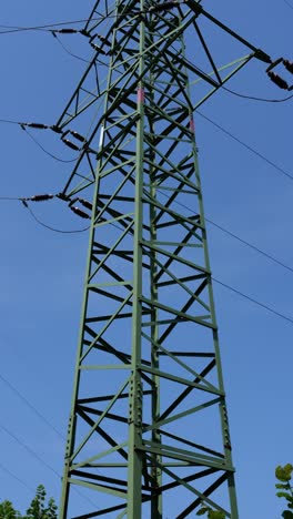 Poste-De-Energía-Eléctrica,-Suministro-De-Electricidad-Y-Energía,-Vista-Panorámica-Vertical