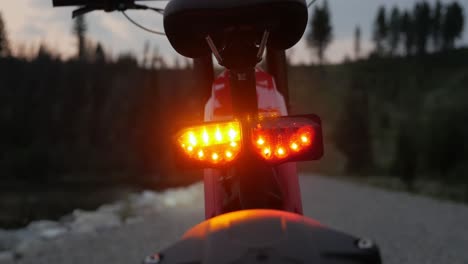 Toma-Estática-De-Una-Bicicleta-Eléctrica-Que-Muestra-Su-Luz-De-Fondo.