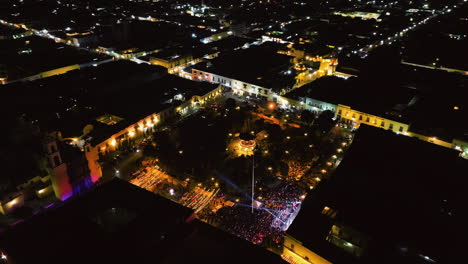 Luftaufnahme-Des-Nachts-Beleuchteten-Und-überfüllten-Juarez-Parks-In-Huamantla,-Mexiko