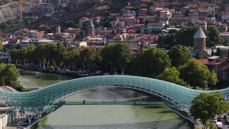 Vorwärts-Dolly-Aufnahme-über-Der-Friedensbrücke,-Tiflis,-Georgien