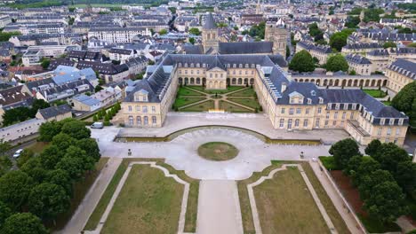 Abadía-De-Damas-De-Saint-Trinité-Con-El-Parque-Michel-D&#39;ornano,-Caen-En-Normandía,-Francia