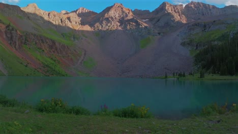 Sonnenaufgang-Sonnenuntergang-Untere-Blaue-Seen-Wildblumen-Landschaft-Mount-Sneffels-Wildnis-Sommer-Sonnenuntergang-Ridgway-Telluride-Colorado-San-Juan-Rocky-Mountains-Uncompahgre-National-Forest-Blauer-Himmel-Vorwärtsbewegung-