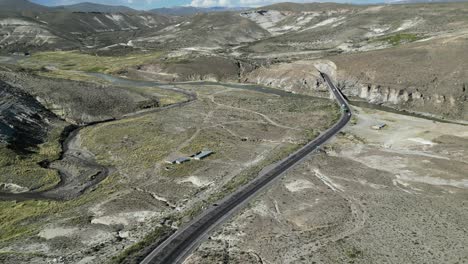 El-Tráfico-De-La-Carretera-Cruza-Un-Río-En-Un-Paisaje-Remoto-Y-Accidentado-En-Los-Andes-Peruanos