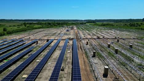 Instalación-De-Paneles-Solares-En-Un-Parque-De-Energía-Limpia