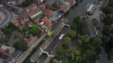 Drohnenvideo-Hoch-über-Der-Schleuse-Von-Newark-Mit-Einem-Darin-Festgemachten-Flussboot,-Während-Der-Wasserstand-Sinkt